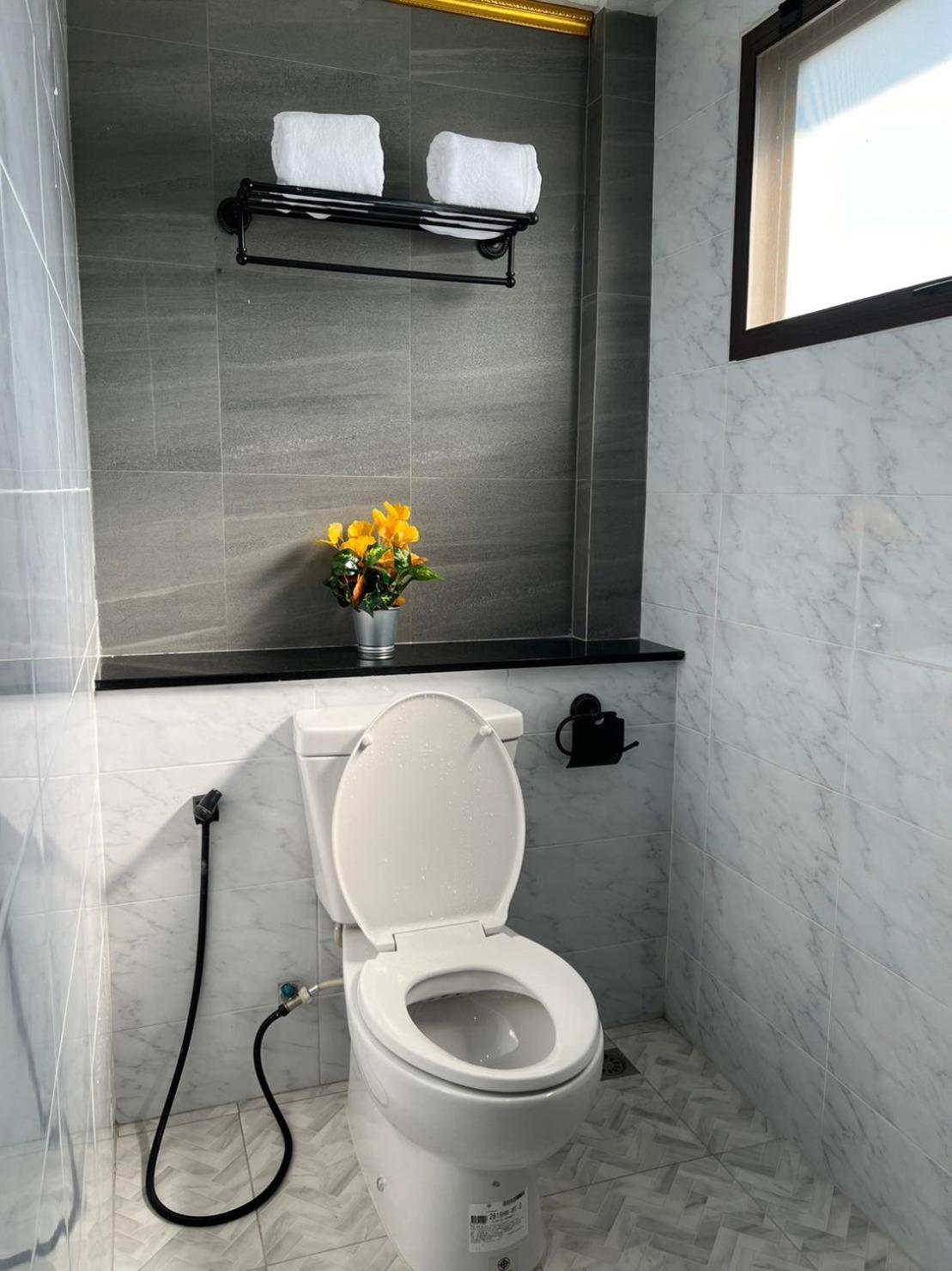 Quinstel Hostel Bangkok Buitenkant foto